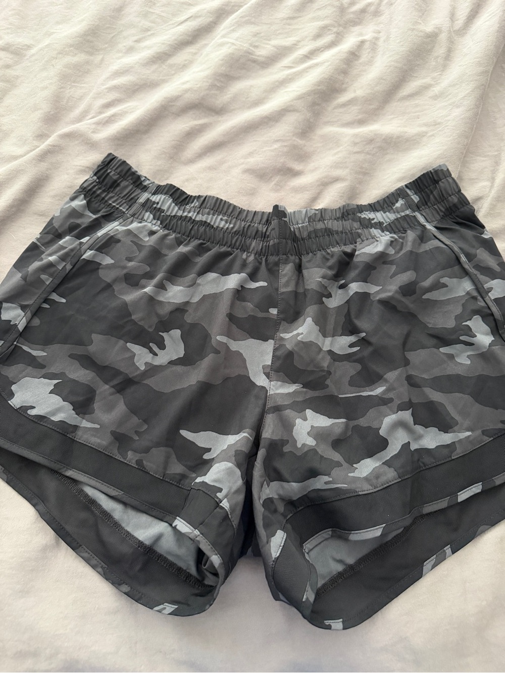 Women’s Camouflage Performance Shorts - Gray Camo